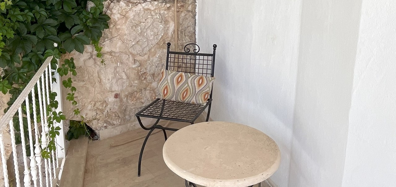 Int 22 Studio Suite Outside Seat