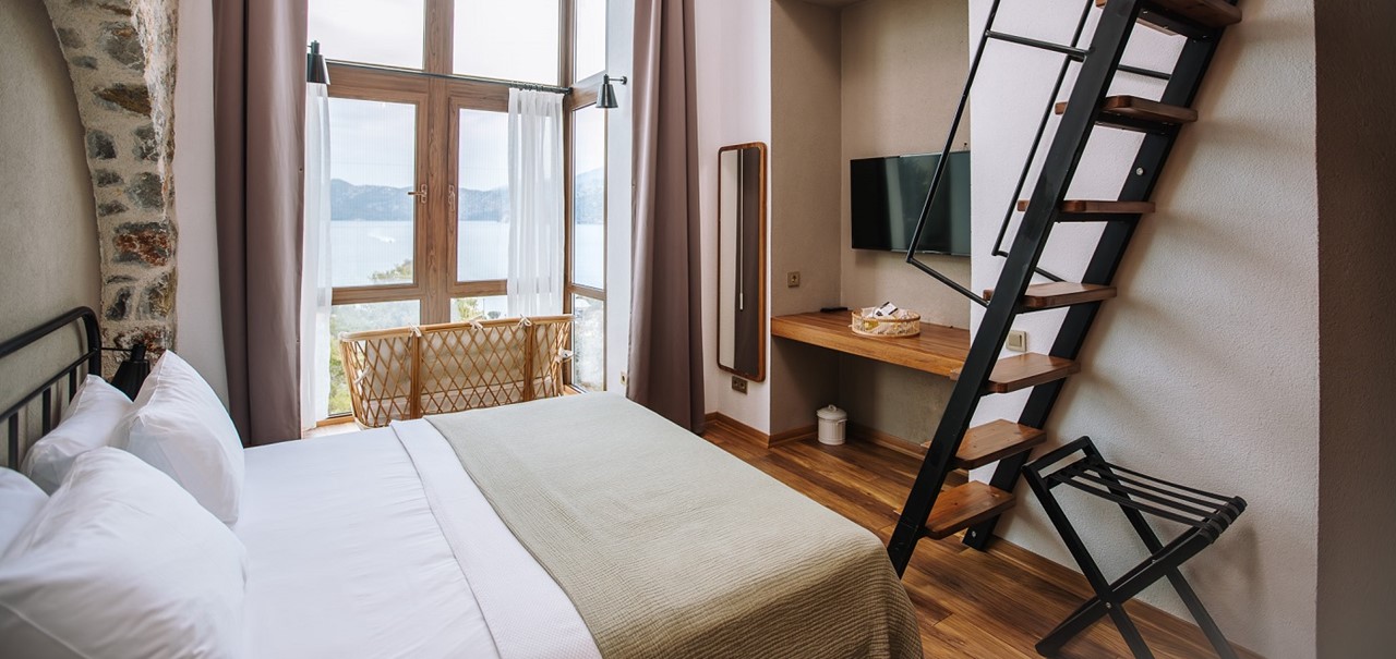 Loft Bathtub Room Boho Garden Hotel 1