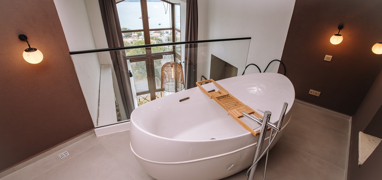 Loft Bathtub Room Boho Garden Hotel 3