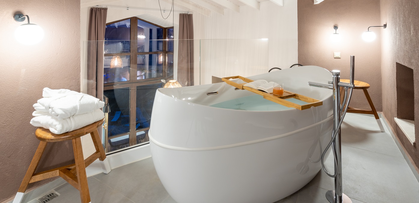 Loft Bathtub Room Boho Garden Hotel 4