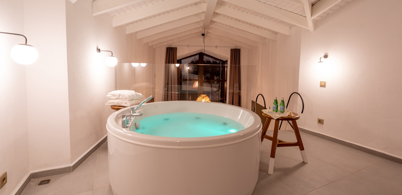 Loft Jacuzzi Room Boho Garden Hotel 2