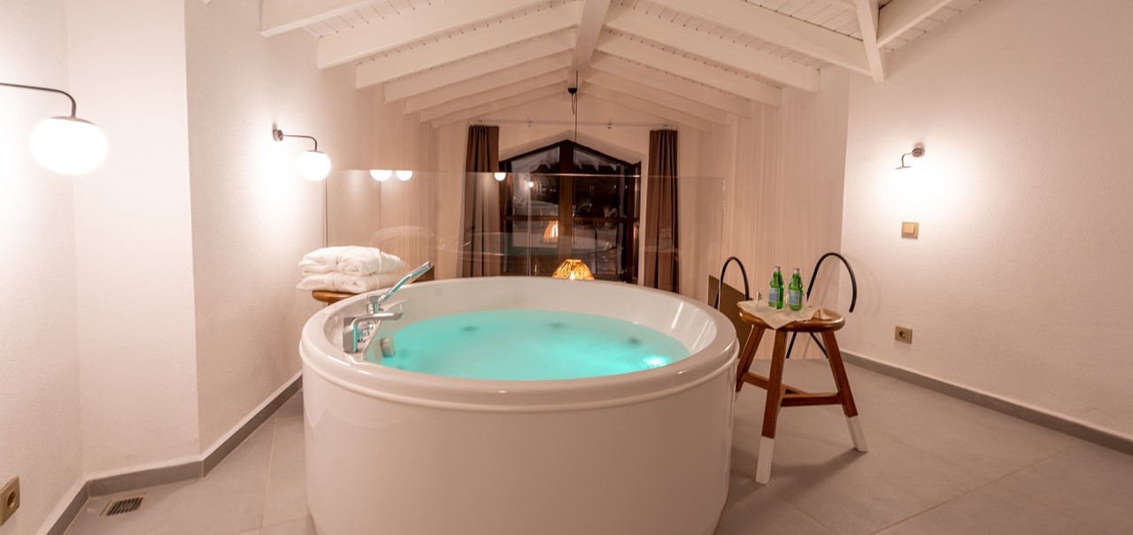 Loft Jacuzzi Room Boho Garden Hotel 2