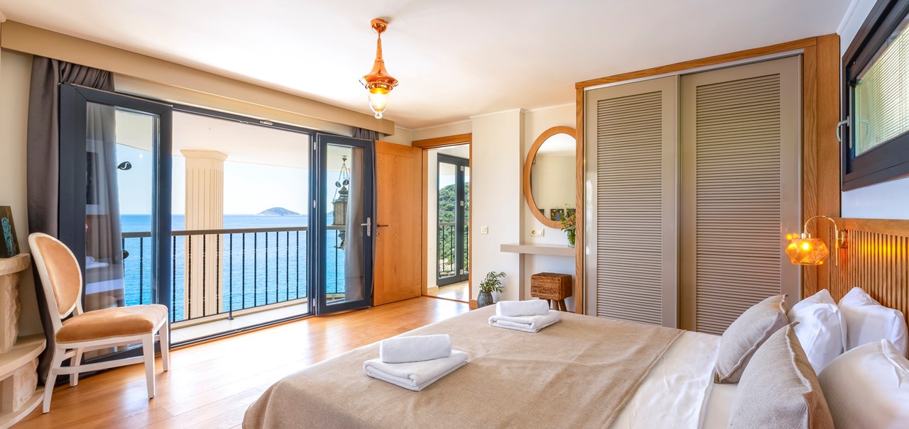 Villa Guney Exclusive Kalkan Double Bedroom With Large Sliding Doors