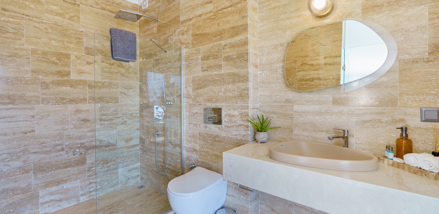 Villa Vista Mare 2F Master Bathroom01