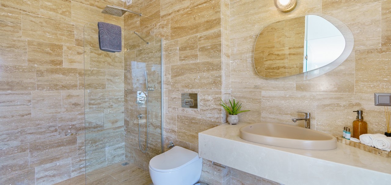 Villa Vista Mare 2F Master Bathroom01