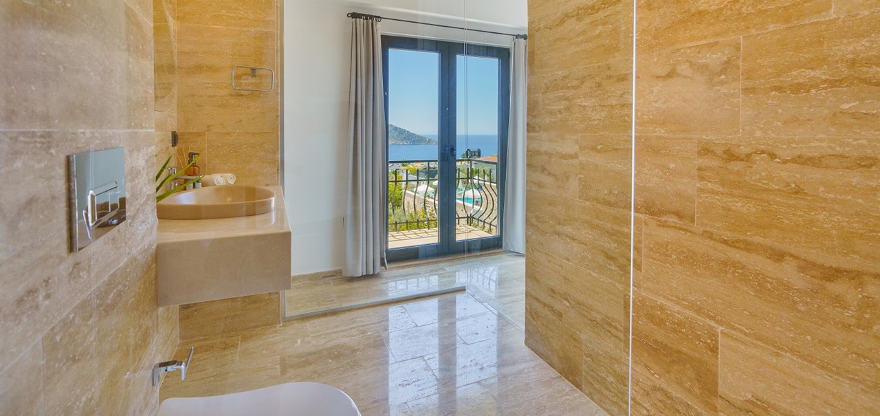 Villa Vista Mare 2F Master Bathroom02