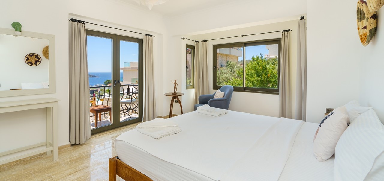 Villa Vista Mare 2F Master Bedroom01