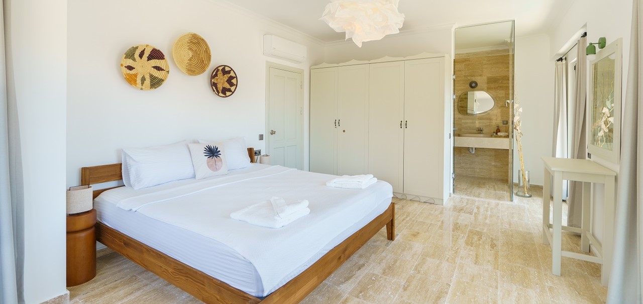 Villa Vista Mare 2F Master Bedroom04