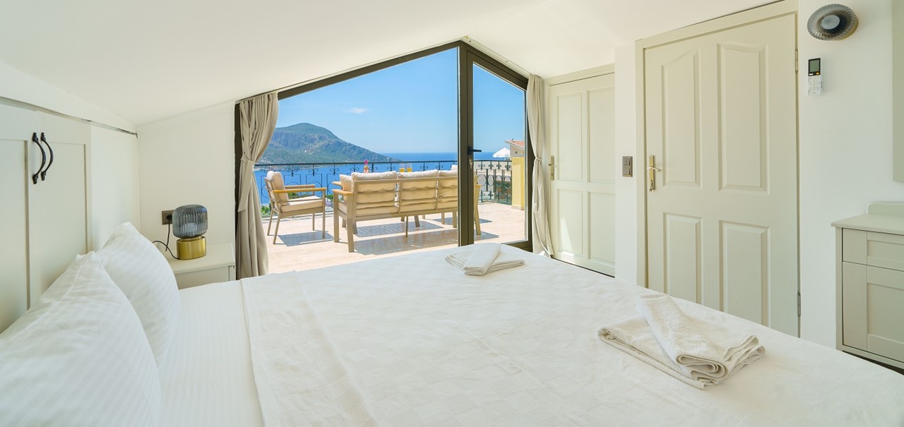 Villa Vista Mare Roof Bedroom01