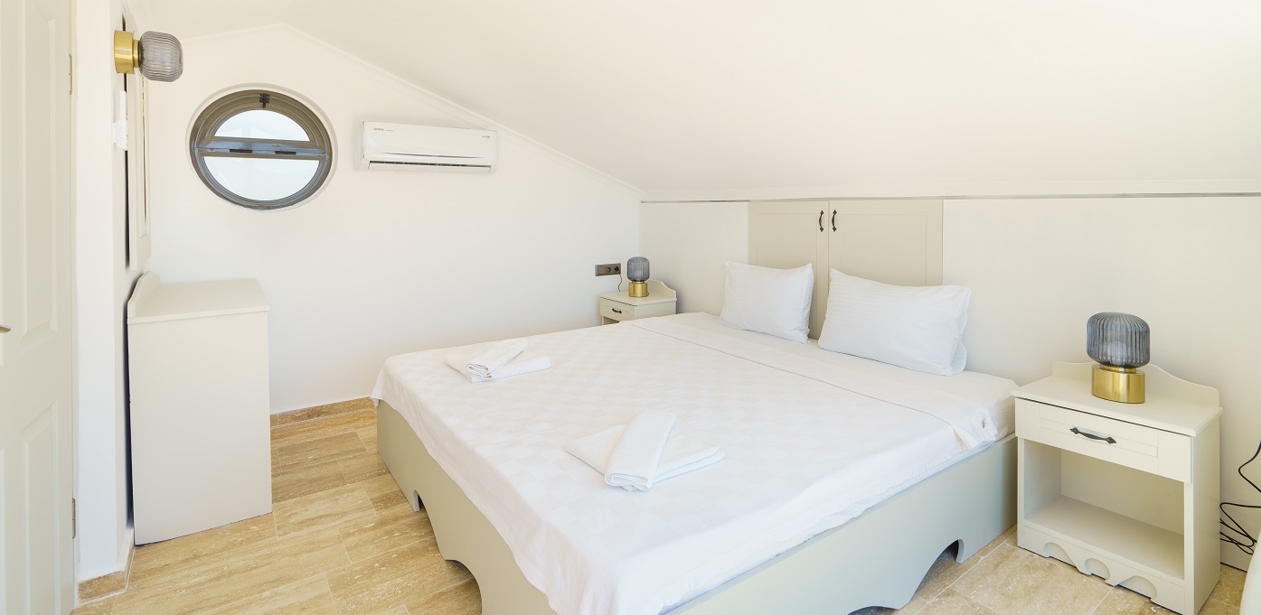Villa Vista Mare Roof Bedroom03