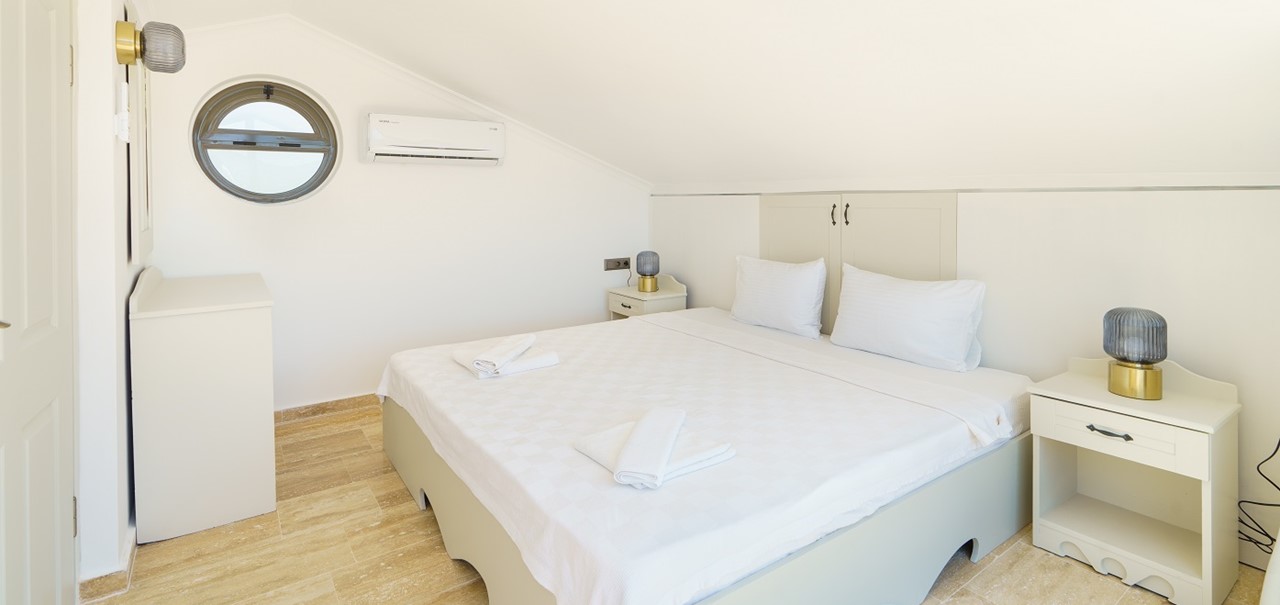 Villa Vista Mare Roof Bedroom03
