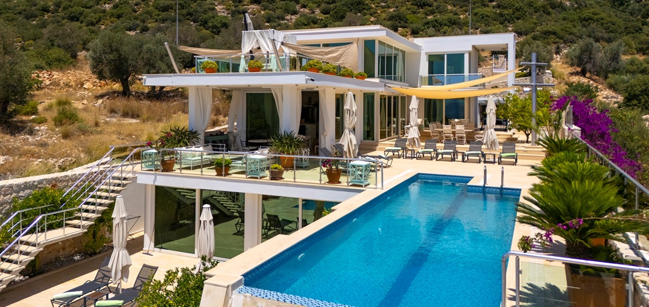 The Glass House 77