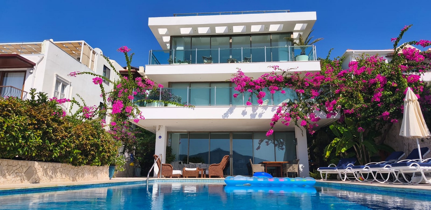 Cropped Kotti Pool View