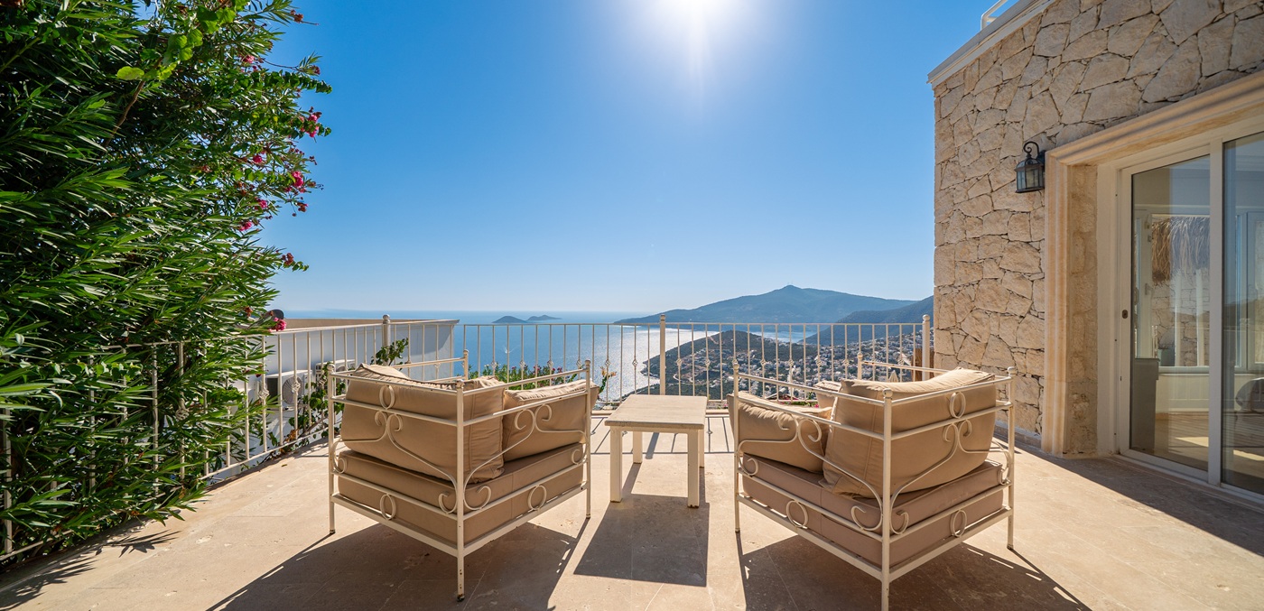 Aqua Marine Balcony 40