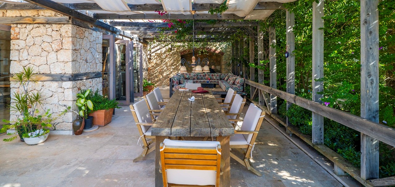 Villa Manor Seating And Dining 2