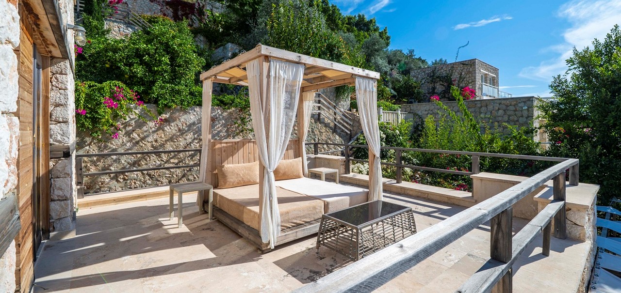 Villa Manor Seating And Dining 8