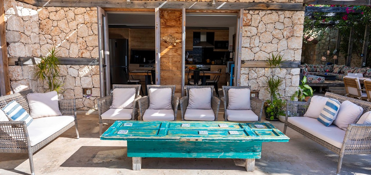 Villa Manor Seating And Dining 12