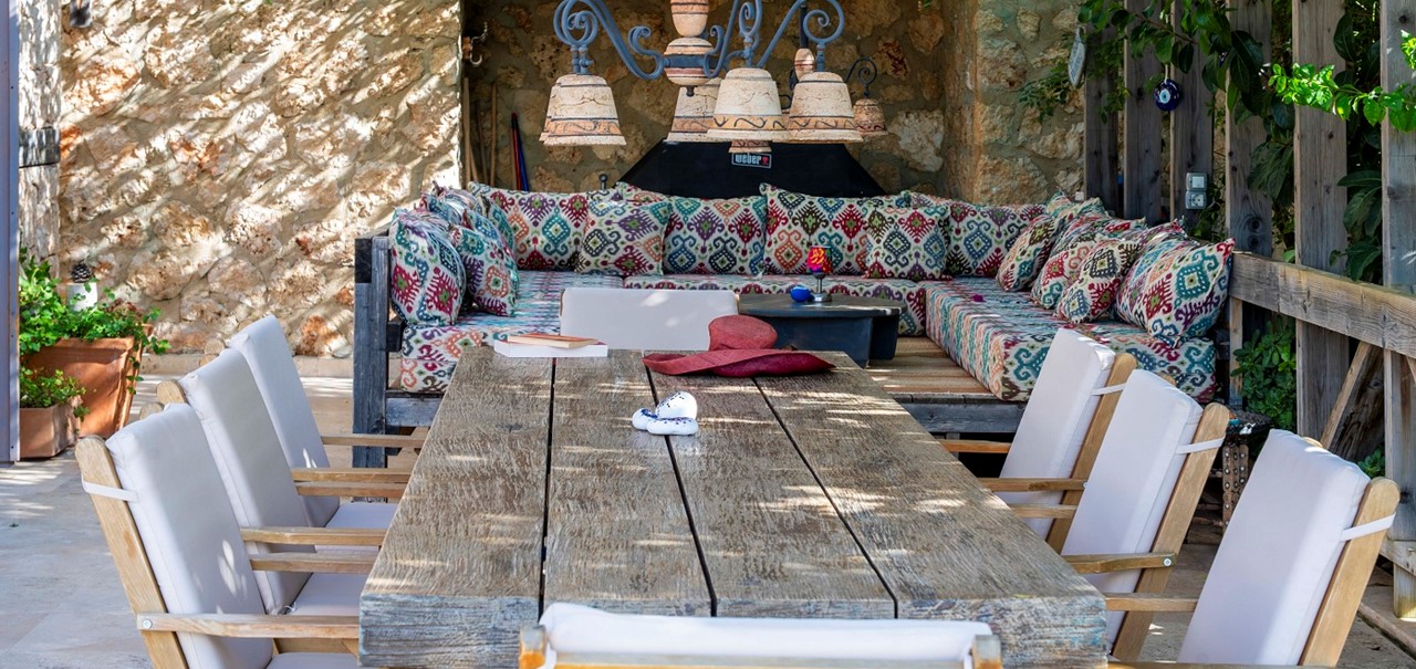 Villa Manor Seating And Dining 13