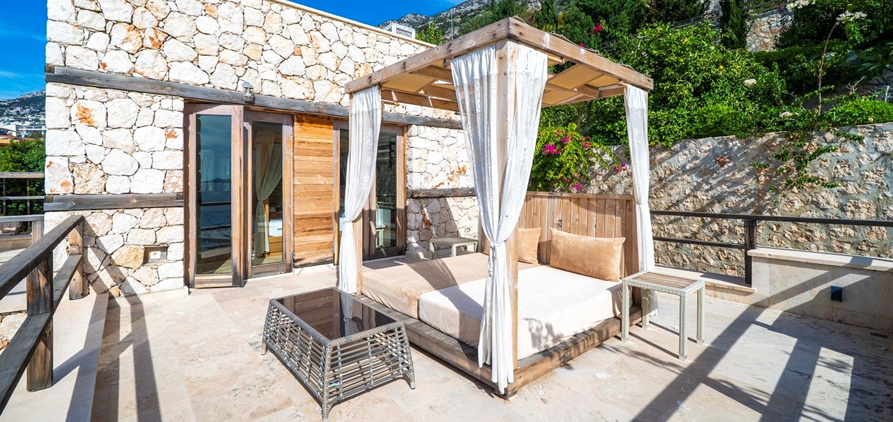 Villa Manor Seating And Dining 16