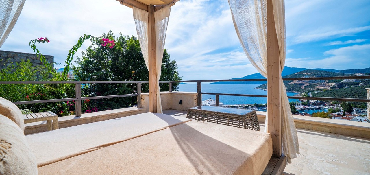 Villa Manor Seating And Dining 17