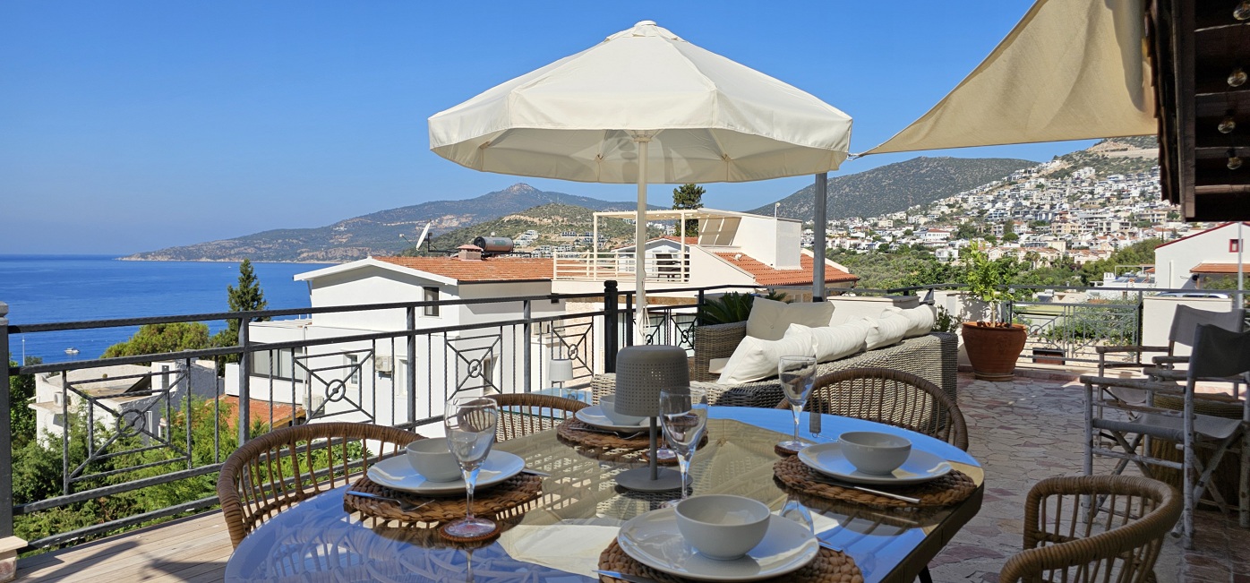 Penthouse Ada Manzara Outdoor Dining Cropped