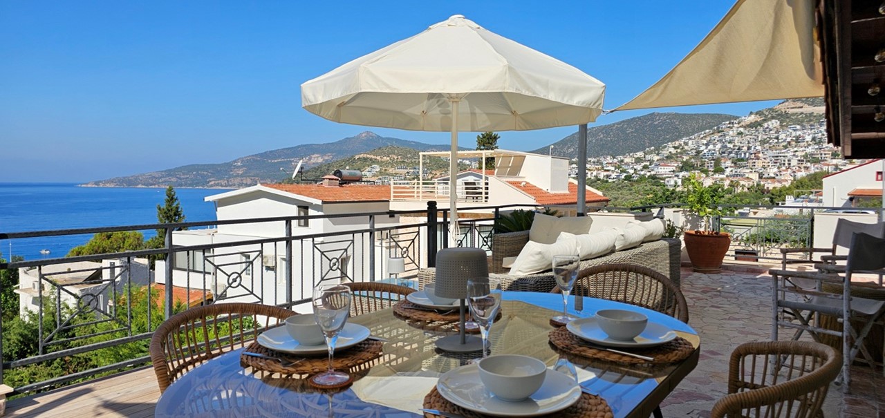 Penthouse Ada Manzara Outdoor Dining Cropped