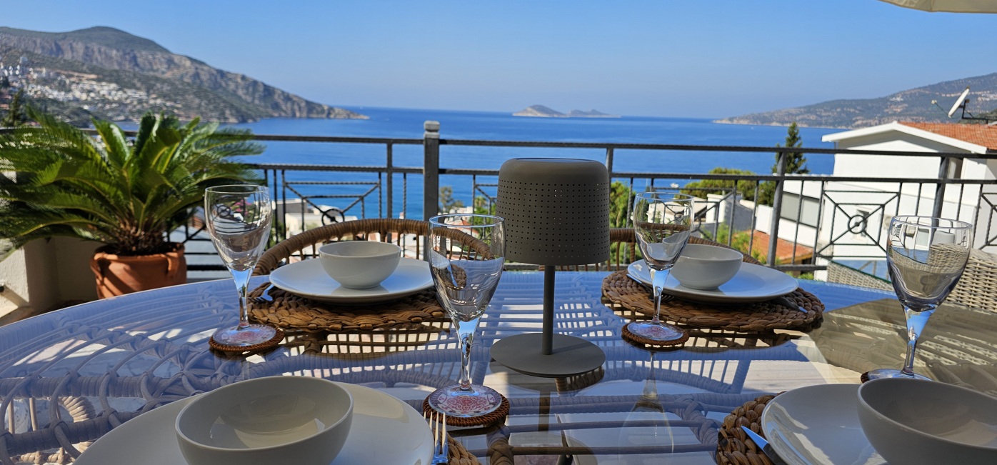 Penthouse Ada Manzara Dining Table