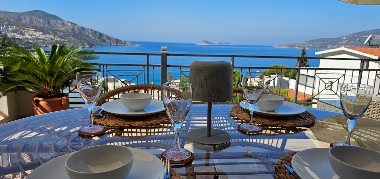 Penthouse Ada Manzara Dining Table