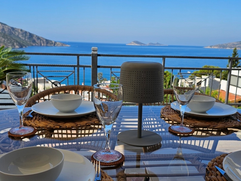 Penthouse Ada Manzara Dining Table