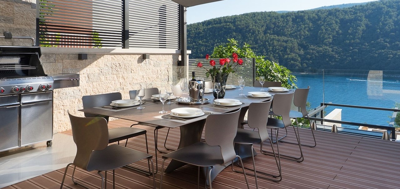 Outside Dining And Bbq Villa 108 57