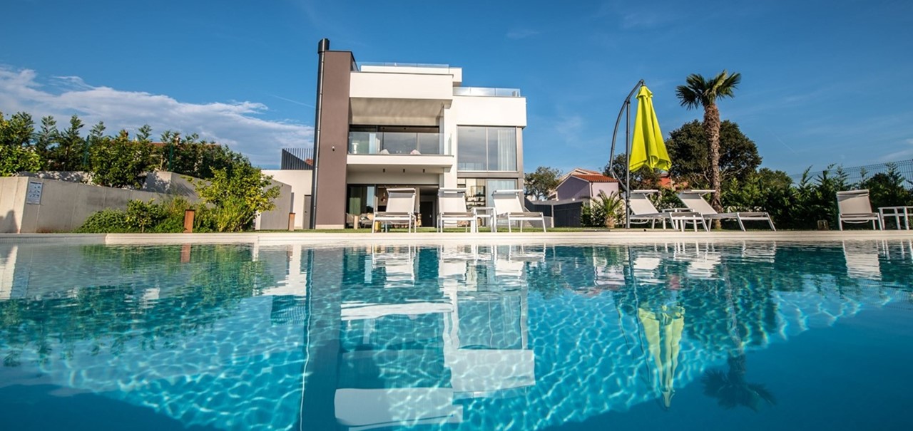 45 Outside Villa Front Across Pool Villa Pula Horizon 12120 45